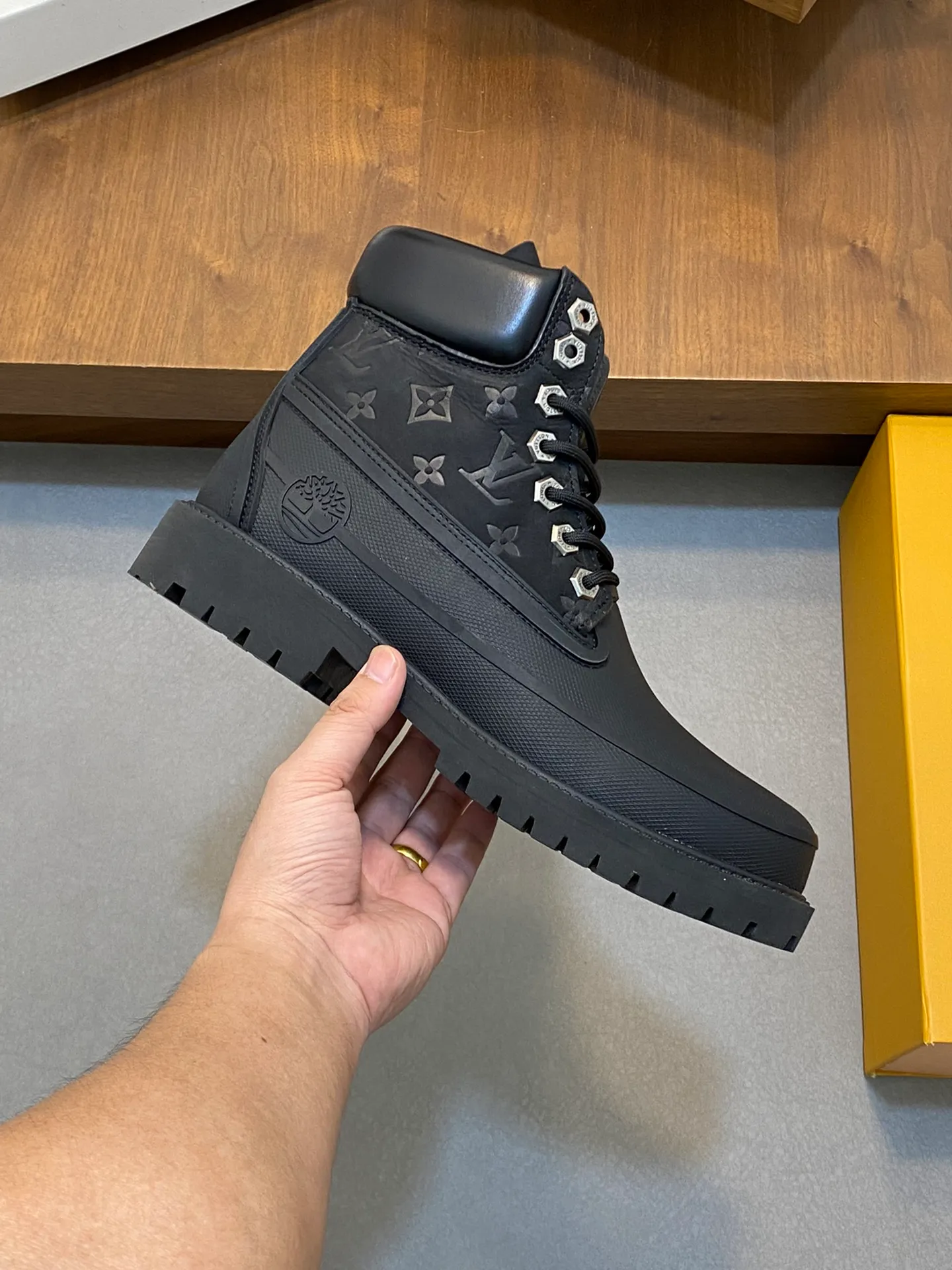 Men's men's shoes💰💰760 top LV x Timberland Timberland co-branded presbyopia rhubarb boots ankle boots short boots, LV x Timberland ankle boots are made of Monogram embossed waterproof nubuck cow leather, relying on the brand's exquisite craftsmanship to carefully reshape the classic Timberland 6-inch boot shape in Italy, with American workwear style eye-catching debut in 2024 created by Pharrell Williams Autumn and winter menswear show. The Monogram embossed tongue, original Timberland laces and outsole are exquisite details, the leather label expresses the cooperation logo, and the delivery counter is exquisitely packaged! Math 39-44 (order 45)